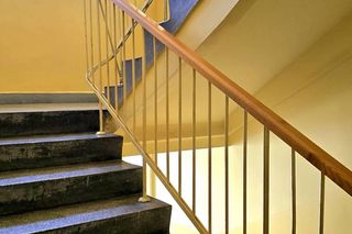 W PRL-u były w każdym budynku. Dziś ponownie są wnętrzarskim hitem