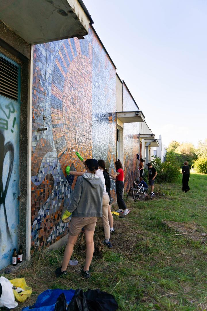 Wielkie czyszczenie mozaiki na Szpitalu Banacha - zdjęcia. Zniknęły bazgroły i chaszcze