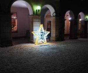 Świąteczne iluminacje w Olsztynie zachwycają. Prawdziwą „gwiazdą” jest choinka na starówce [ZDJĘCIA]