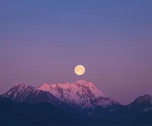 Pełnia księżyca w kwietniu 2023. Kiedy różowy księżyc i co on oznacza?