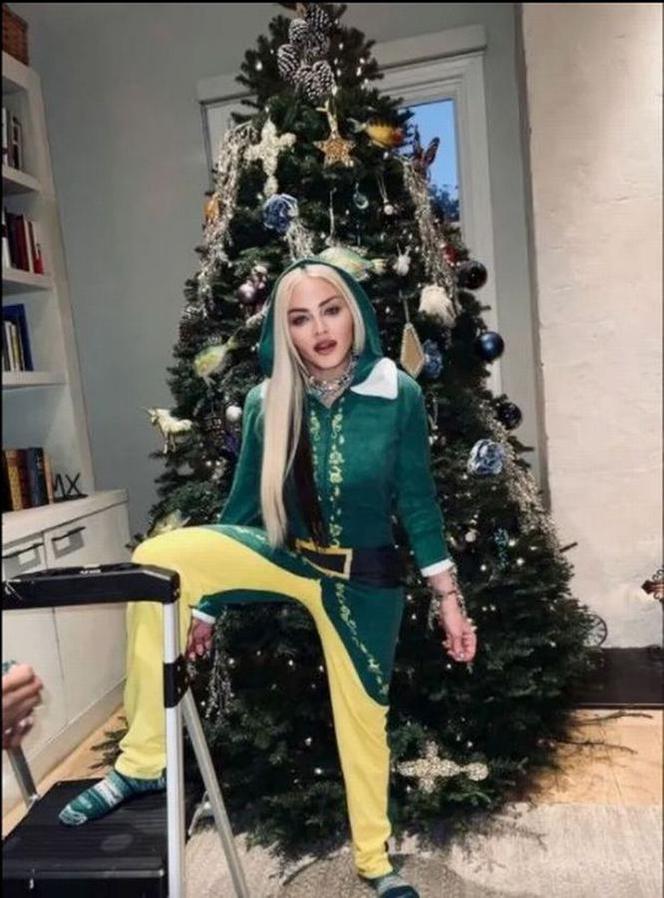 Świąteczna Madonna ubiera choinkę z rodziną