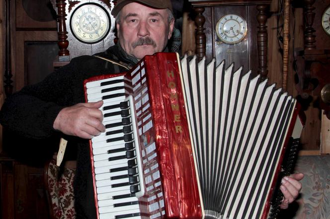 mieszka w przyczepie