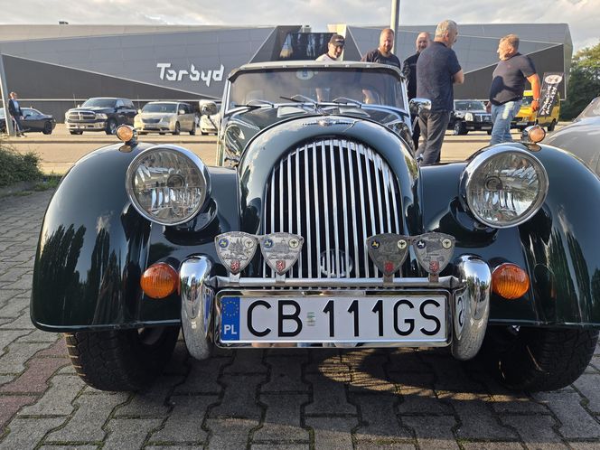 Motoryzacyjne legendy pod Torbydem. "Bydgoskie Klasyki Nocą" znów przyciągnęły tłumy