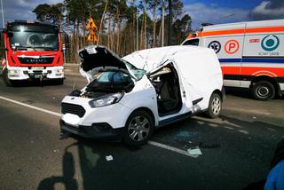 Samochód dostawczy zderzył się z koparką. Jedna osoba trafiła do szpitala