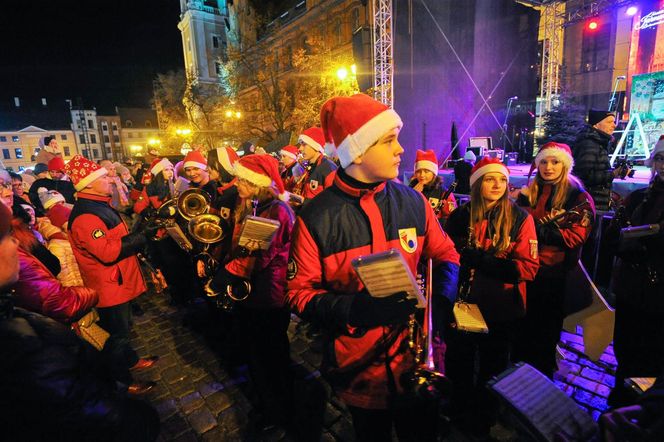 Toruński Jarmark Bożonarodzeniowy 2024. Zdjęcia z pierwszego dnia. Tak wyglądała parada ze św. Mikołajem