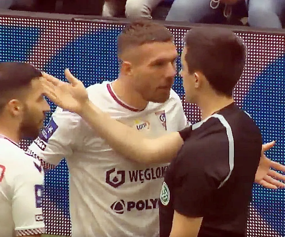 Lukas Podolski wściekł się na sędziego. Czerwona kartka się należała? Zobacz wideo