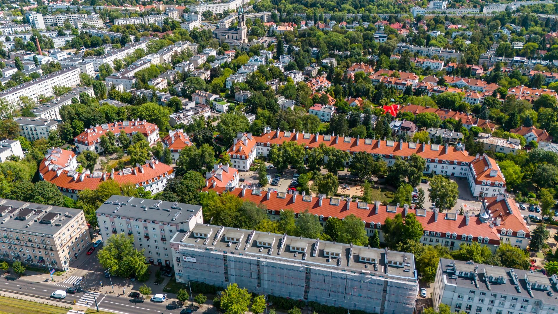 Osiedle Wyspiańskiego w Warszawie - zdjęcia. Z góry wygląda jak wielki wykrzyknik