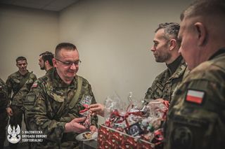 Miłym akcentem tego dnia było również przekazanie żołnierzom laurek wykonanych przez dzieci w ramach akcji zainicjowanej przez 5MBOT „Wdzięczność bez granic”. 