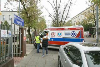 Kalisz: Gigantyczna kolejka karetek na SOR. Pacjenci czekali kilka godzin, policja w akcji