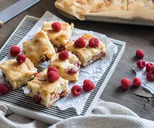 Zamiast brownie upiecz blondie. Wersja z malinami zaskakuje obłędnym smakiem 