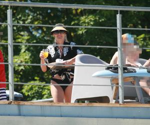 Marlena Muranowicz, wkrótce była żona Mroczka w bikini na plaży.