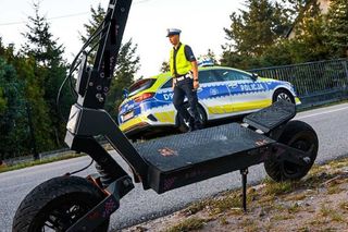 Groźny incydent z udziałem dzieci na hulajnogach. Policja: Hulajnoga elektryczna to nie zabawka