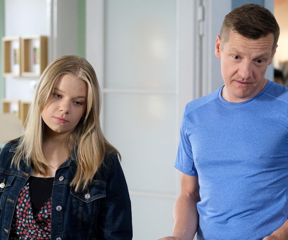 Olga Cybińska jako Lenka i Marcin Mroczek jako Piotrek Zduński ze M jak miłość. Lenka, w dżinsowej kurtce i wzorzystej koszulce, zamyślona. Piotrek w niebieskiej koszulce z krótkim rękawem, spogląda w prawo. Na portalu Super Seriale dowiesz się więcej o ich serialowych losach.