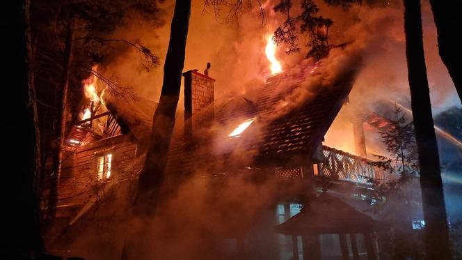 Drewniany dom stanął w płomieniach. Potworny pożar w Milanówku