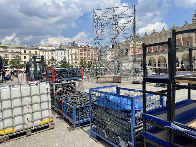 Kontrowersyjna budowa na Rynku Głównym w Krakowie. Mieszkańcy podzieleni