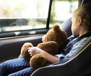 Mężczyzna zostawił 7-latka i niemowlę w nagrzanym samochodzie. Teraz jest poszukiwany przez policję