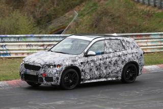 Nowe BMW X1 podczas testów na torze. W planach przedłużona wersja - ZDJĘCIA