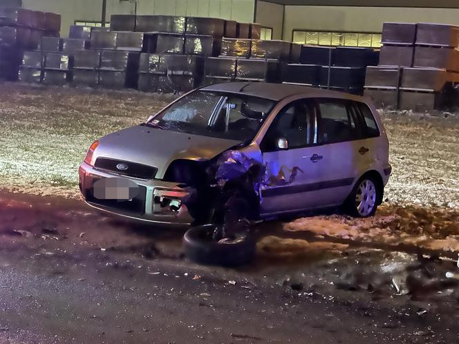 Warszawa. Czołowe zderzenie osobówek w Rembertowie. Jedna osoba trafiła do szpitala 