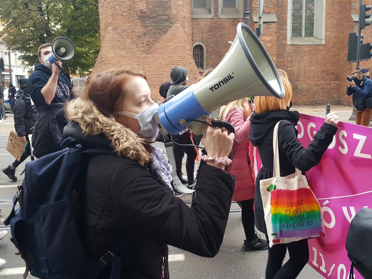 Jest zarzut dla księdza spod Torunia. Wymachiwał bronią na proteście kobiet!