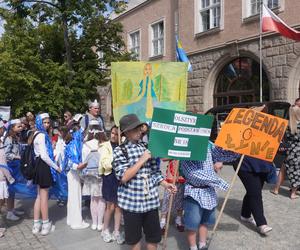  Dni Bajki 2024. W centrum Olsztyna zrobiło się bajkowo. Dzieci przejęły władzę nad miastem [ZDJĘCIA]