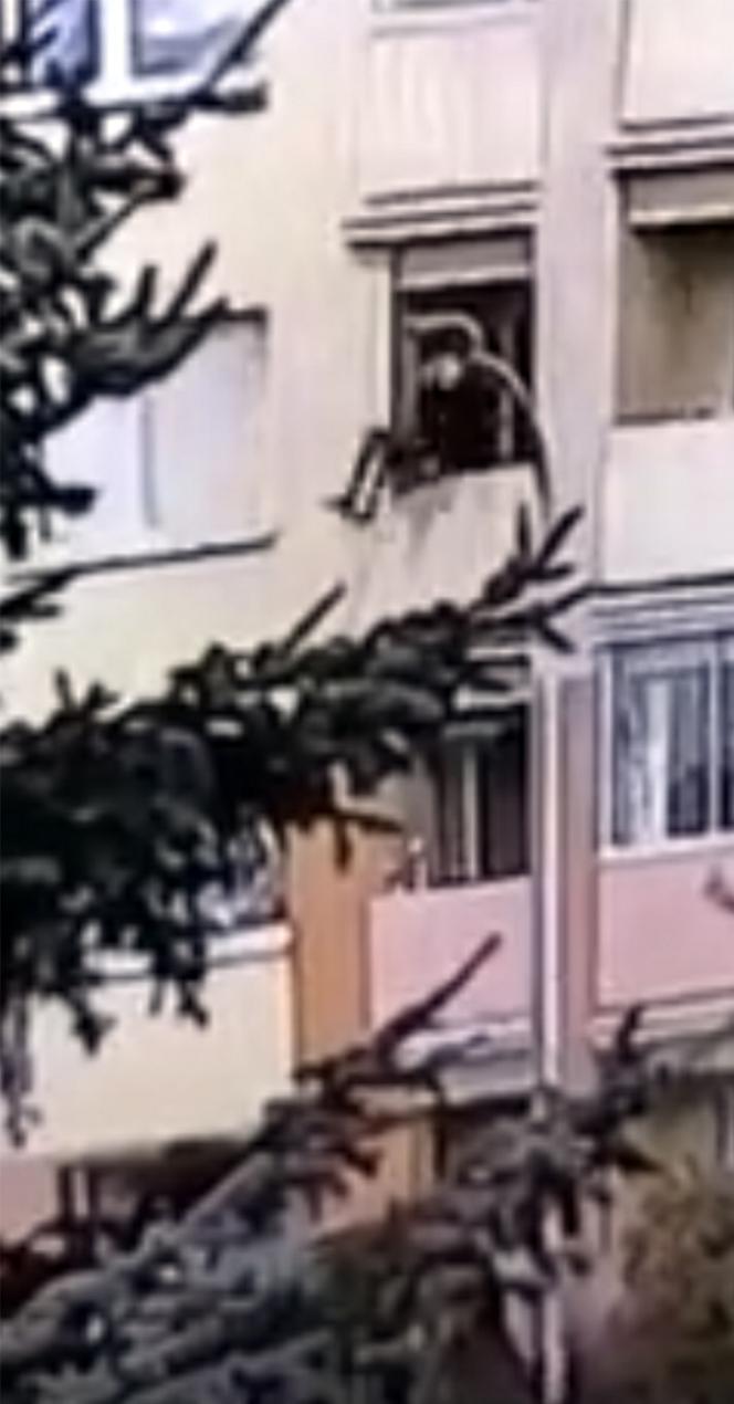 Wnuczek wyrzucił babcię z balkonu, nie pójdzie do więzienia
