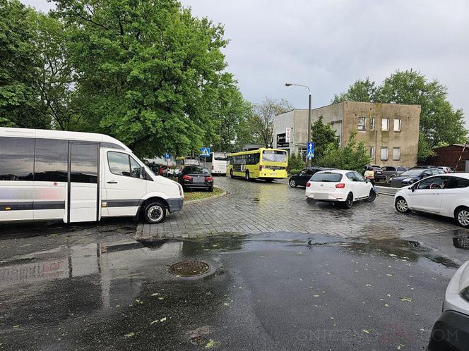 Nawałnica nad Gnieznem. Miasto zalały strumienie wody po ulewie i gradobiciu [ZDJĘCIA].