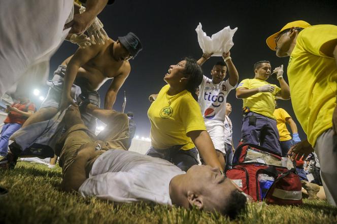 Salvador. Co najmniej 9 osób stratowanych na śmierć po wybuchu paniki na stadionie w San Salvador