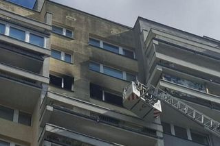 Kobieta zginęła w pożarze w wieżowcu. Udział osób trzecich niewykluczony [ZDJĘCIA]