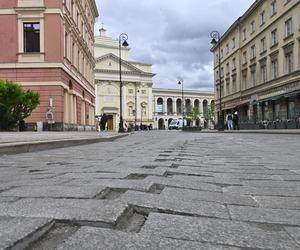 Remont Krakowskiego Przedmieścia. Dyrektor ZDM przegrał zakład! Poszło o termin zakończenia prac