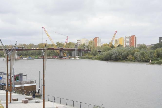Nowy most nad Wisłą połączył dwa brzegi Warszawy! Są już wszystkie elementy