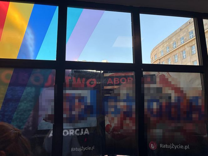 Dziennikarka „Super Expressu” oblana farbą i wyrzucona z pikiety antyaborcjonistów. „Wynocha z mojego zgromadzenia!”