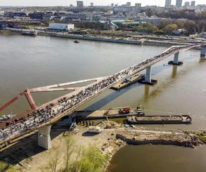 Niedoróbki na kładce pieszo-rowerowej w Warszawie