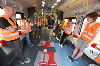 Kobieta zasłabła w pociągu. Rozcięcie stanika ratuje życie!