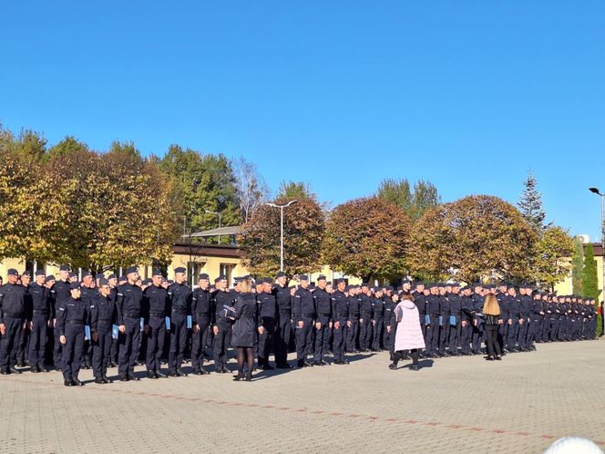 Uroczyste zakończenie szkolenia policyjnego w Katowicach. Ponad 200 nowych policjnatów