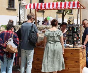 Dzień Cebularza 2025. Na pl. po Farze w Lublinie stanęło cebularzowe miasteczko