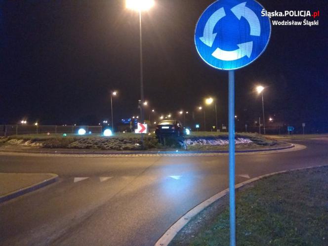 Wodzisław Śląski: dwa promile alkoholu, brak dokumentów. Wjechał w wysepkę na rondzie [ZDJĘCIA]