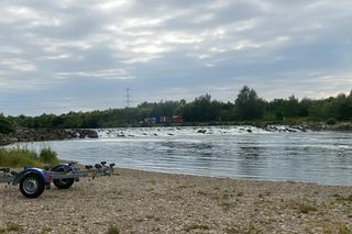 Akcja ratunkowa na Dunajcu. Ciągnik z operatorem wpadł do rzeki