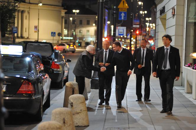 Z obstawą do bankomatu