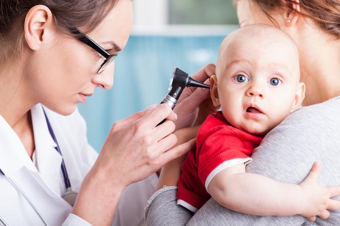 Uszy niemowlaka: MIT 8. Po porodzie trzeba poprosić o badanie słuchu dziecka