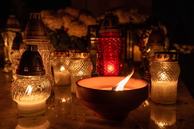 Tysiące zniczy rozświetliło polskie cmentarze. Niezwykły widok po zmroku