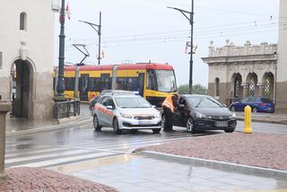 Czołowe zderzenie na zjeździe z mostu Poniatowskiego