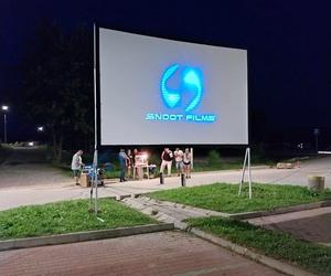 Pierwsze kino samochodowe nad zalewem w Brodach. Był popcorn i duża frekwencja