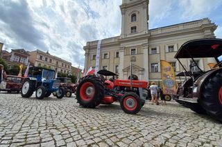 ​Zabytkowe traktory na rynku w Lesznie. Przedsmak festiwalu w Wilkowicach [ZDJĘCIA]