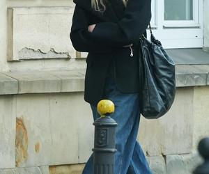 Monika Olejnik przemierza ulice z plastrem na twarzy