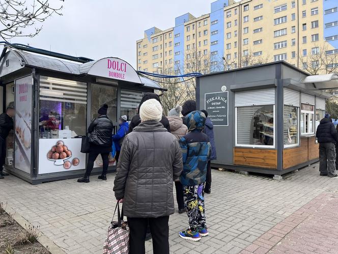 Gorzowianie tłumnie ruszyli po pączki! Tak wyglądały kolejki pod cukierniami i pączkarniami