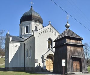 To dawna wieś królewska w Małopolsce. W pobliżu cerkwi wydobywano ropę naftową