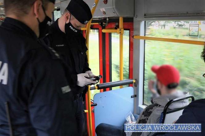 Policjanci kontrolują czy pasażerowie MPK Wrocław noszą maseczki
