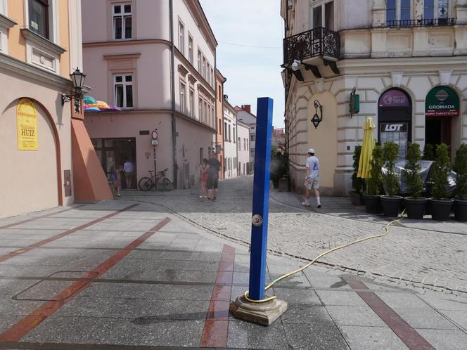 Tarnów walczy z falą upałów. Na ulicach rozdawana jest woda, stanęły również kurtyny wodne