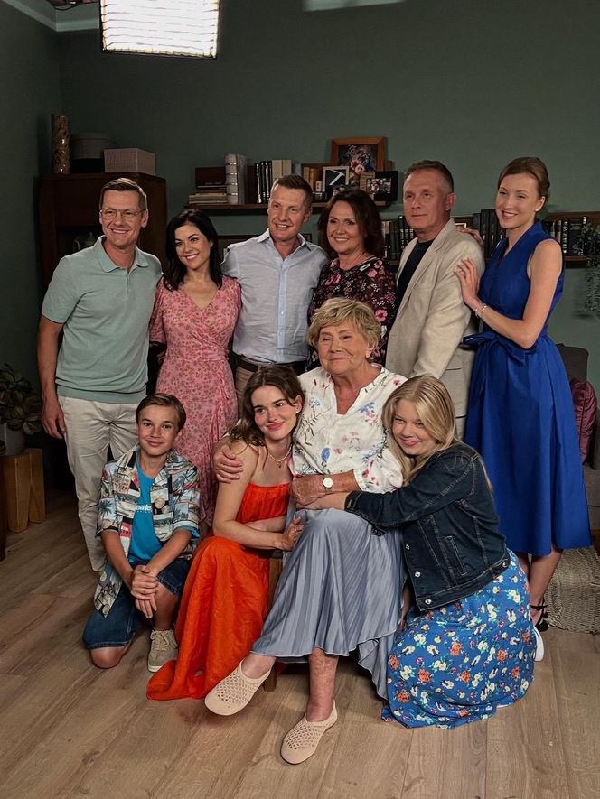 M jak miłość. Piotrek (Marcin Mroczek),Kinga (Katarzyna Cichopek),Paweł (Rafał Mroczek),Franka (Dominika Kachlik),Marysia (Małgorzata Pieńkowska),Artur (Robert Moskwa), Natalka (Dominika Suchecka),Barbara (Teresa Lipowska)