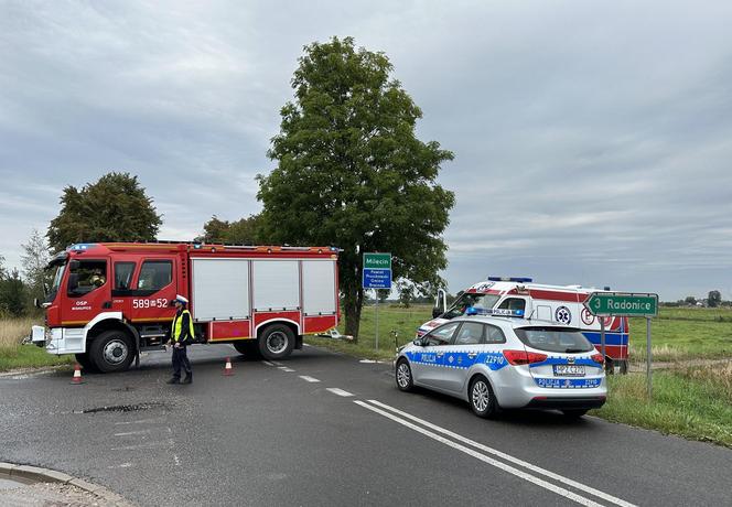 Tragedia pod Pruszkowem! Huknął motocyklem w osobówkę. Na ratunek nie było szans